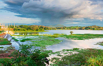Lagoa no sertão com nuvens no céu