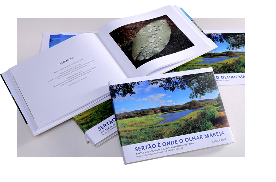 Livro 'Sertão é onde o olhar mareja' aberto e em exibição